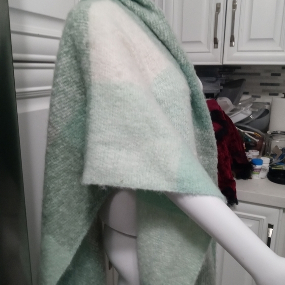 Steve Madden Sage white Buffalo plaid blanket Wrap with Fringe SMA-768 NEW - Picture 2 of 14